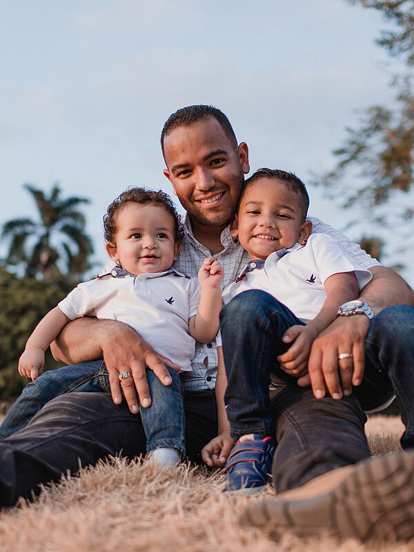 Vater mit Kindern (Foto: Luis Quintero, CC0)