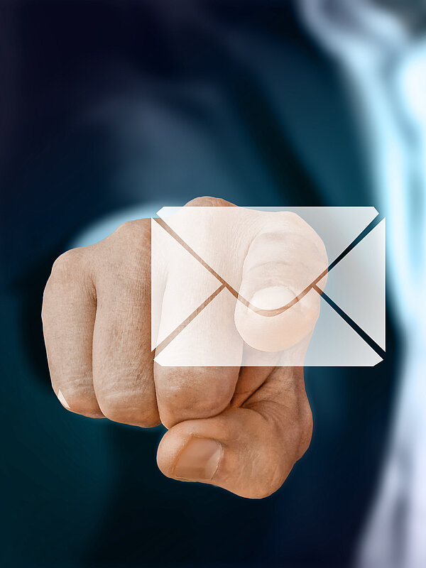 Finger klickt auf E-Mail (Foto: Gerd Altmann, Pixabay, CC0)
